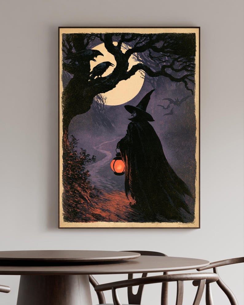 Peut inclure: Une impression d'art mural rectangulaire repr&eacute;sentant une sc&egrave;ne sombre et atmosph&eacute;rique d'une silhouette v&ecirc;tue d'une cape noire et d'un chapeau pointu marchant sur un chemin la nuit. La silhouette porte une lanterne orange. Lune, corbeaux et chauves-souris.
