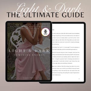 Puede incluir: Una tableta digital que muestra la portada de un libro titulado "Light & Dark: Feminine Energy". La portada presenta a una mujer con un vestido rosa, sentada en una silla blanca, sosteniendo un libro. El fondo es una escena exterior suave y borrosa.