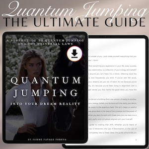 Könnte beinhalten: Ein digitales Buchcover mit weißem Hintergrund und dem Titel "Quantum Jumping: The Ultimate Guide" in schwarzem Text. Das Cover zeigt eine Frau in einem weißen Hemd und einer schwarzen Hose, mit einem Pferd im Hintergrund. Das Buch ist von Femme Fatale Foreva.
