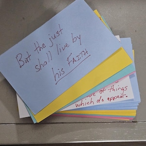 Faith Cards: 30 giorni di affermazioni bibliche scritte a mano per trasformare la tua vita di Darrell J. Bennett
