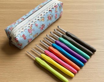 Uncinetti con custodia a forma di fiore, regalo all'uncinetto per principianti, impugnatura ergonomica e morbida, regalo di Natale artigianale per lei