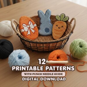 Puede incluir: Una cesta tejida que contiene tres formas de punch needle: un huevo naranja con un lazo blanco, un conejo azul y una zanahoria naranja con hojas verdes. Alrededor hay ovillos de lana blanca, negra, azul, naranja y verde, y una aguja de punch. Texto: 12 PRINTABLE PATTERNS WITH PUNCH NEEDLE GUIDE DIGITAL DOWNLOAD.
