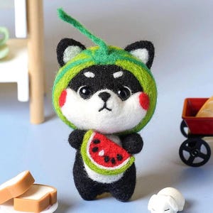 Peut inclure: Figurine artisanale en feutre représentant un chien Shiba Inu portant un chapeau pastèque vert et tenant une tranche de pastèque. Le chien a des poils noirs et blancs avec des joues rouges. Objet fait main unique.