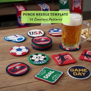 Op de afbeelding: Een set van twaalf onderzetters met patronen met een sportthema, met voetballen, vlaggen en de tekst "USA" en "Game Day". Een bierpul staat op een van de onderzetters. De tekst "PUNCH NEEDLE TEMPLATE" en "12 Coasters Patterns" is zichtbaar.