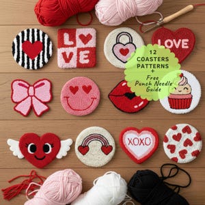 Op de afbeelding: Een verzameling onderzetters met Valentijnsthema in verschillende vormen en ontwerpen, waaronder harten, lippen en smiley-gezichten. De onderzetters zijn gemaakt met een punch needle techniek en voorzien van de tekst "LOVE" en "XOXO".