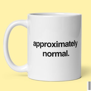 Peut inclure: Une tasse à café en céramique blanche avec du texte noir qui dit "approximativement normal."
