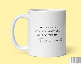 Taza de café con versículo bíblico de 1 Tesalonicenses 5:5, regalo de las Escrituras cristianas