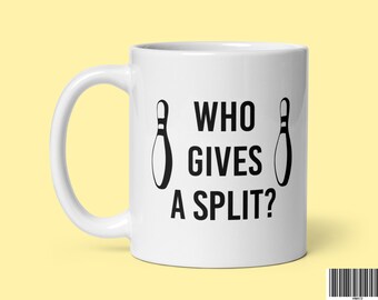 Pode incluir: Caneca de café de cerâmica branca com um gráfico preto de dois pinos de boliche e o texto "WHO GIVES A SPLIT?"