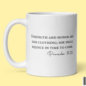 Taza de café Proverbios 31:25, taza de regalo con versículo bíblico de fe cristiana, taza de escritura de empoderamiento para hombres y mujeres, taza de té de cerámica para estudio bíblico