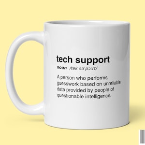 Puede incluir: Taza de cerámica blanca con una definición de "soporte técnico" impresa en blanco y negro. La definición dice: "Una persona que realiza conjeturas basadas en datos poco fiables proporcionados por personas de inteligencia cuestionable."