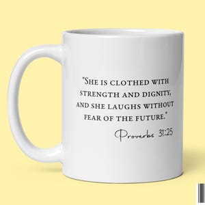 Proverbios 31:25 NVI Taza de café Taza de regalo con versículo bíblico cristiano Taza de escritura Taza de té de cerámica para estudio bíblico