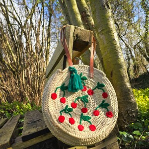 Panier en osier cerises image 1