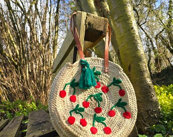 Panier en osier cerises