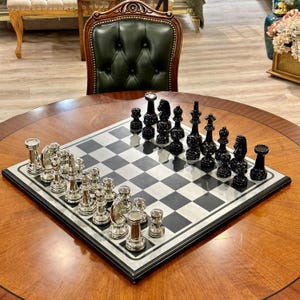 25-Zoll-Riesen-Premium-Schachset, Luxus-Metall-Schachset, handgefertigtes exklusives Schachset, Luxus-Schwarz- und Chrom-Schachset