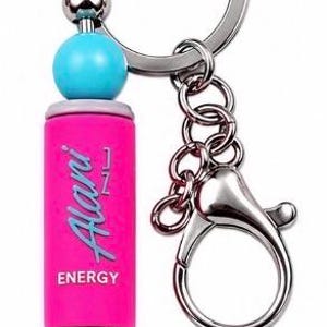 Puede incluir: Un llavero con un dije cil&iacute;ndrico de color rosa brillante con el texto Alani Energy impreso en una fuente cursiva azul claro. El dije est&aacute; acentuado por dos cuentas redondas de color turquesa y una peque&ntilde;a cuenta plateada, unido a un anillo met&aacute;lico.