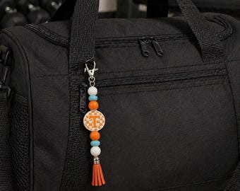Llavero con colgante de bolso inspirado en Tennessee, adornado con cuentas / Llavero con borla naranja, blanca y turquesa.