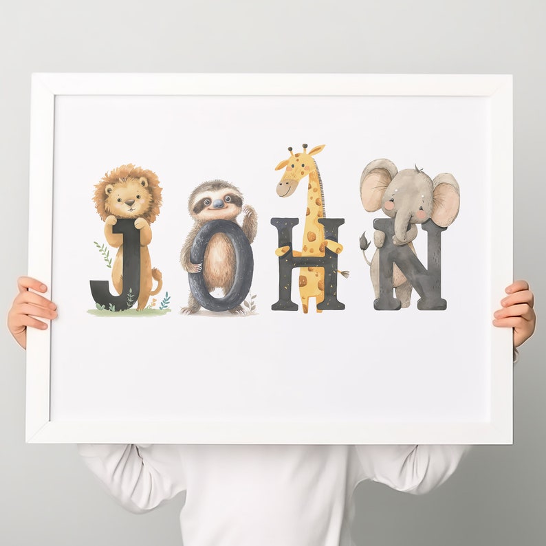 K&ouml;nnte beinhalten: Ein wei&szlig;er gerahmter Druck mit dem Namen "JOHN", der in schwarzen Buchstaben geschrieben ist. Jeder Buchstabe ist mit einem anderen Tier verziert: einem L&ouml;wen, einem Faultier, einer Giraffe und einem Elefanten.