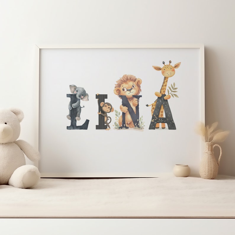 K&ouml;nnte beinhalten: Ein wei&szlig;er gerahmter Druck mit dem Namen "ELNA", der in schwarzen Buchstaben geschrieben ist. Jeder Buchstabe ist mit einem anderen Tier verziert: einem Elefanten, einem Affen, einem L&ouml;wen und einer Giraffe.