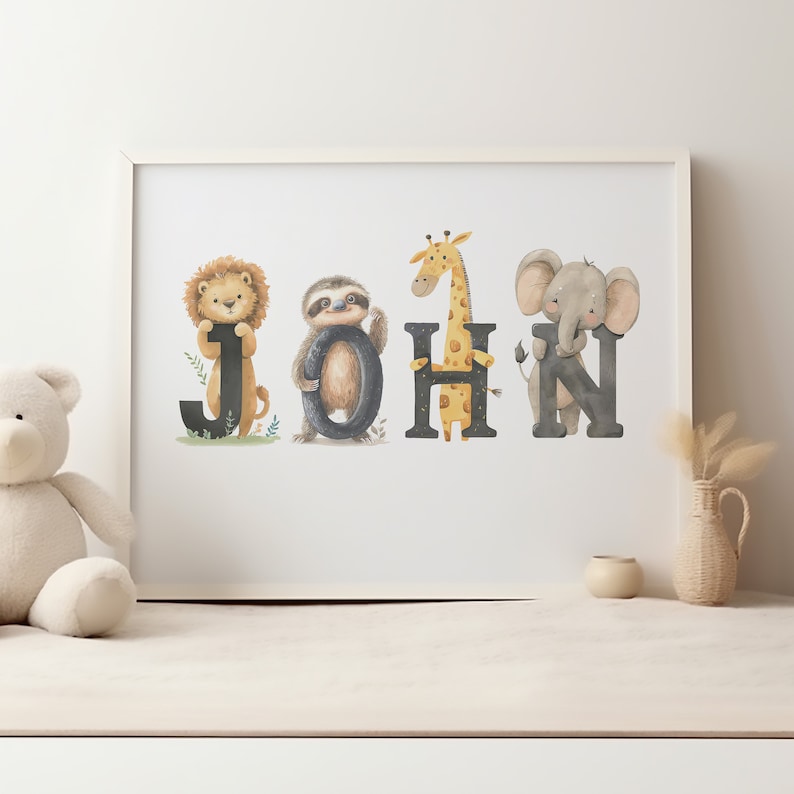 K&ouml;nnte beinhalten: Ein wei&szlig;er gerahmter Druck mit dem Namen "JOHN", der in schwarzen Buchstaben geschrieben ist. Jeder Buchstabe ist mit einem anderen Tier verziert: einem L&ouml;wen, einem Faultier, einer Giraffe und einem Elefanten.