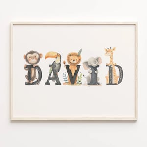 K&ouml;nnte beinhalten: Ein gerahmter Druck mit dem Namen "DAVID", der in schwarzen Buchstaben geschrieben ist. Jeder Buchstabe ist mit einem anderen Dschungeltier verziert, darunter ein Affe, ein Tukan, ein L&ouml;we, ein Elefant und eine Giraffe. Die Tiere sind im Aquarellstil illustriert.