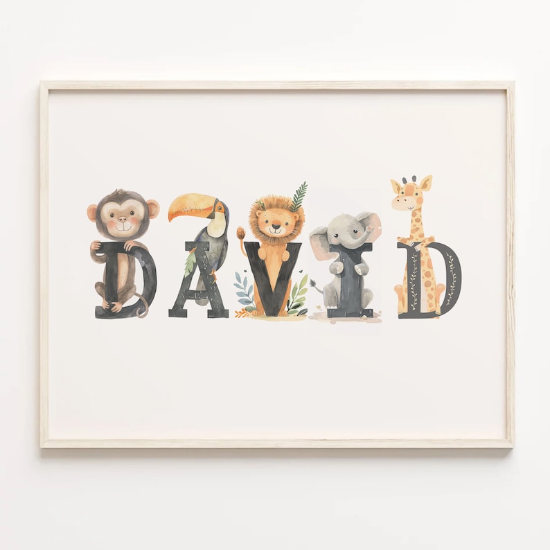 K&ouml;nnte beinhalten: Ein gerahmter Druck mit dem Namen "DAVID", der in schwarzen Buchstaben geschrieben ist. Jeder Buchstabe ist mit einem anderen Dschungeltier verziert, darunter ein Affe, ein Tukan, ein L&ouml;we, ein Elefant und eine Giraffe. Die Tiere sind im Aquarellstil illustriert.