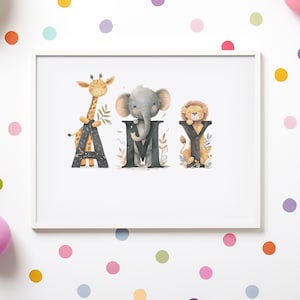 K&ouml;nnte beinhalten: Ein wei&szlig;er gerahmter Druck mit dem Namen "AMY", der in schwarzen Buchstaben geschrieben ist. Jeder Buchstabe ist mit einem anderen Tier verziert: einer Giraffe, einem Elefanten und einem L&ouml;wen.