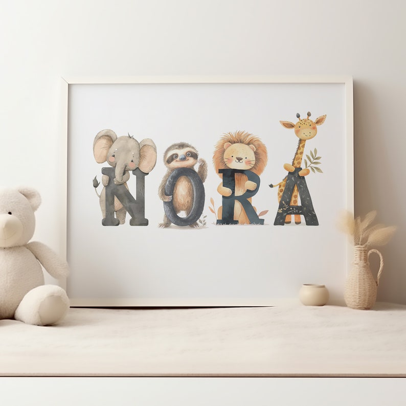 K&ouml;nnte beinhalten: Ein wei&szlig;er gerahmter Druck mit dem Namen "NORA", der in schwarzen Buchstaben geschrieben ist. Jeder Buchstabe ist mit einem anderen Tier verziert: einem Elefanten, einem Faultier, einem L&ouml;wen und einer Giraffe.