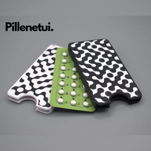 Puede incluir: Tres fundas de teléfono con un patrón abstracto en blanco y negro, y un blíster verde de píldoras anticonceptivas. Las fundas son blancas y negras. El texto "Pillenetui." está en la esquina superior izquierda.