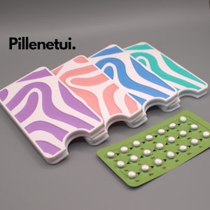 Può includere: Un set di quattro porta pillole con un motivo astratto colorato. Le scatole sono impilate l'una sull'altra e hanno uno sfondo bianco con un motivo viola, rosa, blu e verde. Le scatole sono progettate per contenere una striscia di pillole, che è mostrata nell'immagine. La striscia di pillole è verde e ha pillole bianche in un motivo a griglia. La striscia di pillole ha i giorni della settimana stampati in tedesco.