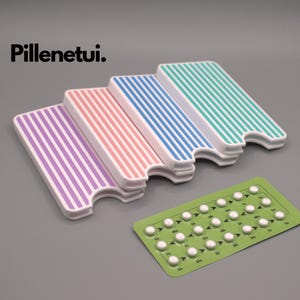 Etui na tabletki antykoncepcyjne – kolorowe paski w kolorze niebieskim, różowym, fioletowym i turkusowym, praktyczny pojemnik na tabletki i pomysł na prezent