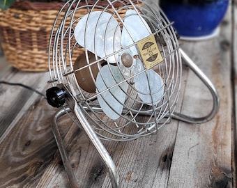 Ventilateur électrique vintage, Toastmaster par McGraw-Edison Co. Grand design industriel du milieu du siècle, 1 vitesse. Angle réglable, face de 10 po.