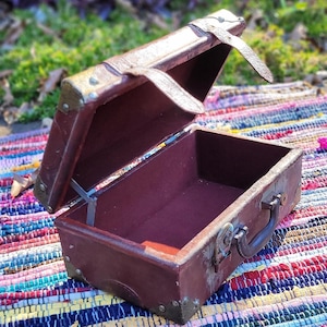 Zeer oud ogende vintage bordeaux geverfde doos/doos/koffer. 12 x 7 x 5,5 inch met fluweel gevoerd. Oorspronkelijk onderdeel van een nestset. Er ontbreekt een gesp.