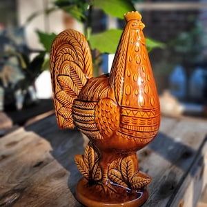 Vintage USA Pottery 13.5&quot; Honey-Brown Glazed Ceramic Rooster Figure. Handsome Mid-Century Chicken Folksy Accent Piece, Signed CP43 (I think)