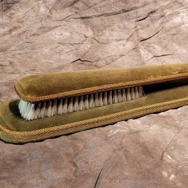 Brosse à vêtements murale MCM vintage, velours/velours vert olive. Décoration Mid-Century pour placard de chambre, blanchisserie, vêtements