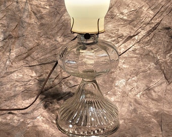 Lampe à huile vintage de 19 po. en verre transparent électrifié avec abat-jour ouragan givré. Pour table, cheminée, boudoir, cuisine...