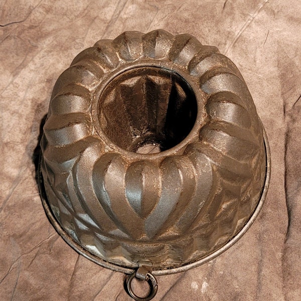 Vintage Metal Bundt Cake Pan/Mold. Tin? 7"x 3.5" Nice heavy weight and lovely patten, including center hole. Usable or great kitchen decor!