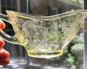 Saucière jaune n°2 florentine jaune Atlas du début des années 30. Verre à dépression vintage motif fleur de pavot. Bel état !