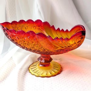 Przepiękna owalna ozdoba centralna Amberina o średnicy 11,75". Szklana konsola L.G. Wright Daisy & Button/nautilus Pedestal lub misa na owoce z połyskiem kadmu.