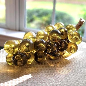Große Vintage Avocado grüne Lucite-Traube aus 31 Stück. ~33cm inklusive Treibholzstamm, 1,5kg Gewicht.