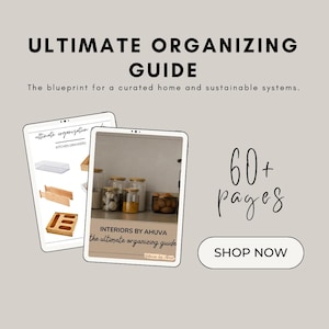 Pode incluir: Um anúncio de um guia de organização. O título "ULTIMATE ORGANIZING GUIDE" é exibido acima de dois tablets. Um tablet mostra organizadores de gavetas de cozinha, e o outro mostra potes de comida. O texto "60+ pages" e "SHOP NOW" também são visíveis.