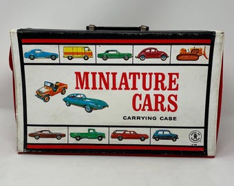 Può includere: Una valigetta di trasporto rossa e nera con la scritta "Miniature Cars" stampata sul davanti. La valigetta ha una maniglia e contiene una varietà di auto giocattolo, tra cui una jeep rossa, un'auto sportiva blu, una station wagon rossa e un pick-up blu.
