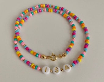 Collana con nome colorato, perline e lettere multicolori, collana di perline anni '90, perline miste con iniziali, perline casuali, girocollo arcobaleno