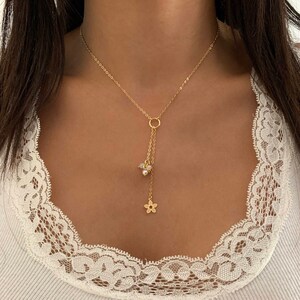 Puede incluir: Un juego de tres tazas de cerámica con acabado mate moteado. Las tazas son de color crema, gris claro y gris oscuro. Cada taza tiene un diseño simple y minimalista.