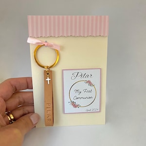 10 Stück Kommunionbevorzugung Schlüsselanhänger, Konfirmation Gastgeschenke, Taufe Gastgeschenke, Babyparty, Begrüßung Baby, Name Leder Schlüsselanhänger und Kreuz