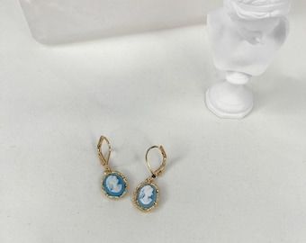 Pendientes victorianos con camafeo y cierre de palanca: chapados en oro azul y blanco.