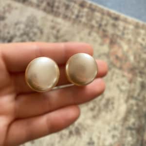 Vintage 1980's Gold Plated Faux White Cream Pearl Round Circle Medium Clip On Earrings