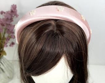 Handgemachte Light Rosa Satin Faux Creme Perle Blumen Blumen Feminine Statement Haarband