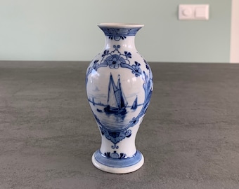 vase vintage De Porceleyne Fles Royal Delft peint à la main, porcelaine hollandaise du 19ème siècle avec scène de navire de 14 cm de haut (5,5 pouces)
