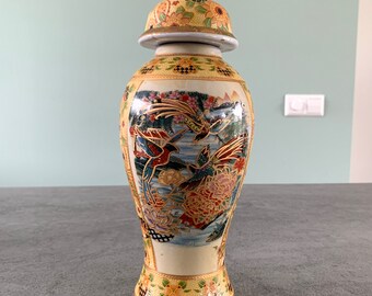 Antique Chinese vase with lid decorated with birds and flowers in Yellow and Gold