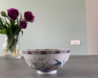 Handpainted Chinese porselain bowl with a decor of peacocks